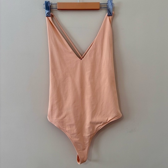 Babaton| Peachy-Nude V-Neck Cross-Back Silky Soft Bodysuit Sz 1X - Picture 1 of 3